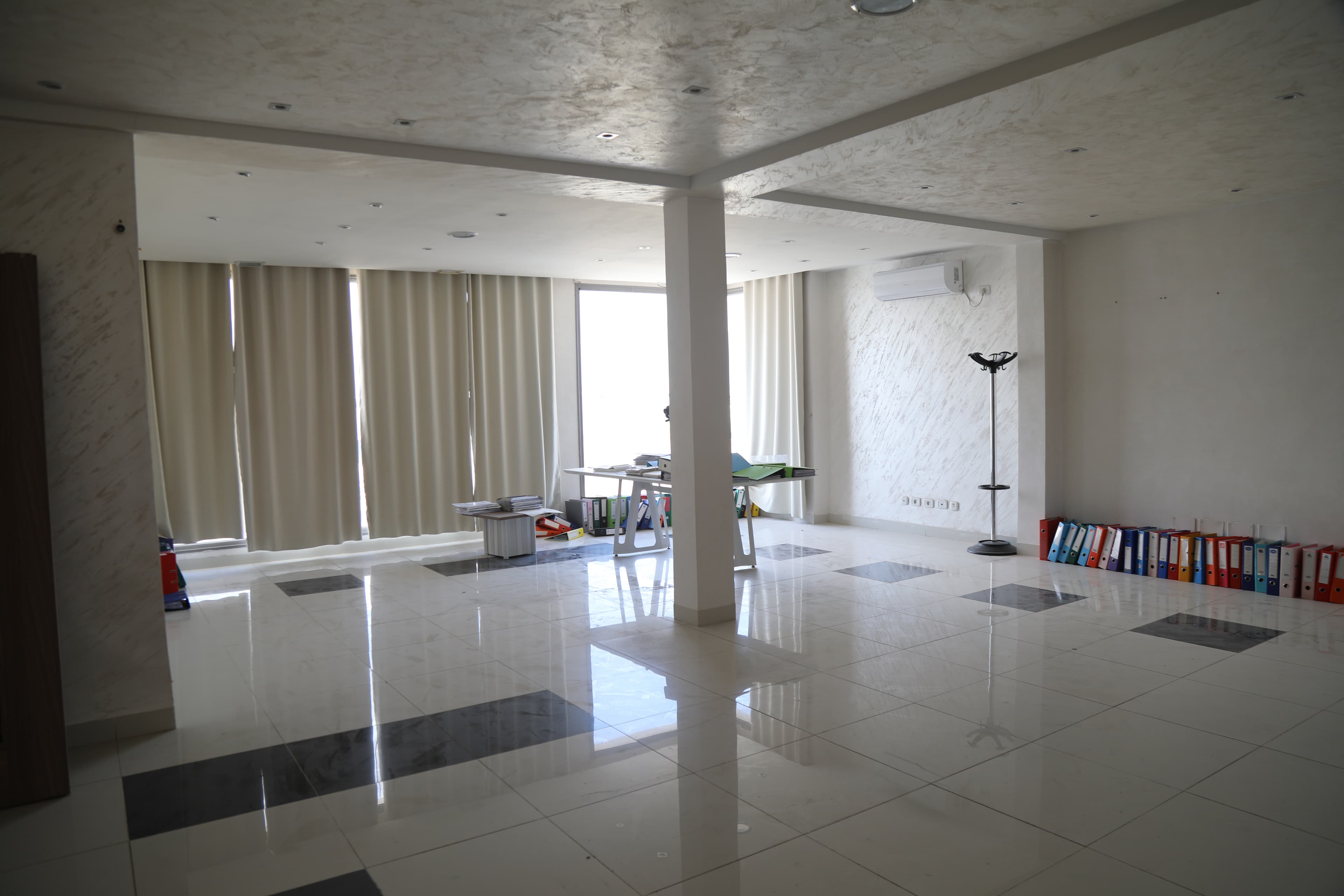 Showroom moderne à louer à Ben Arous – Résidence Yasmin Centre - Image 1